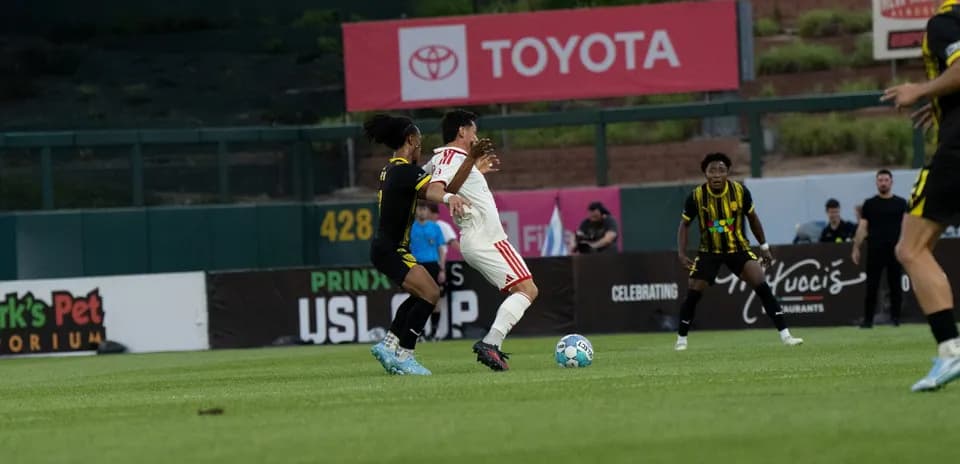 Jugador compitiendo por el balón en el partido