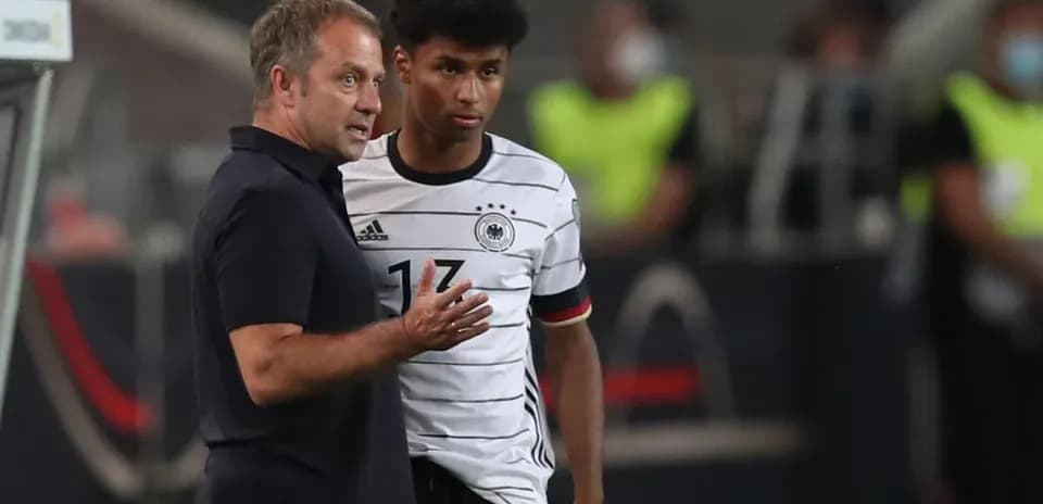 Entrenador hablando con jugador durante partido