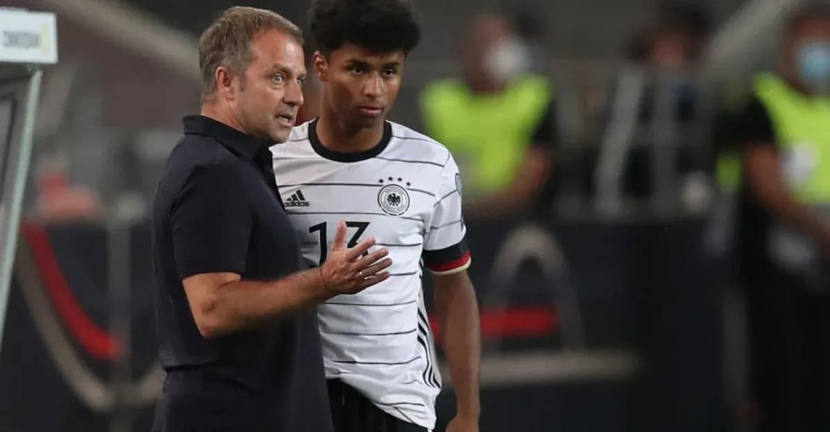 Entrenador hablando con jugador durante partido