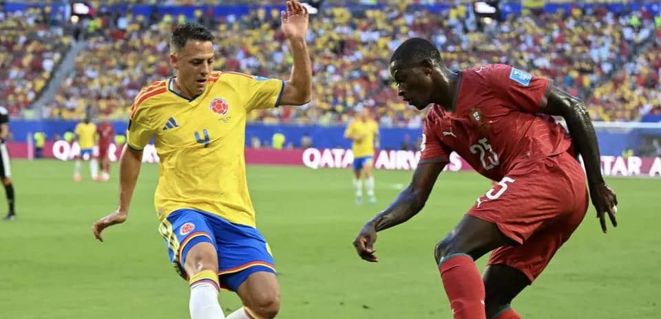 Jugadores de Colombia y Marruecos compiten por el balón