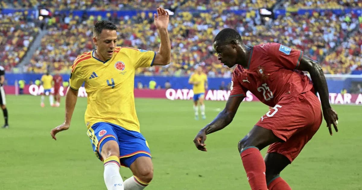 Jugadores de Colombia y Marruecos compiten por el balón