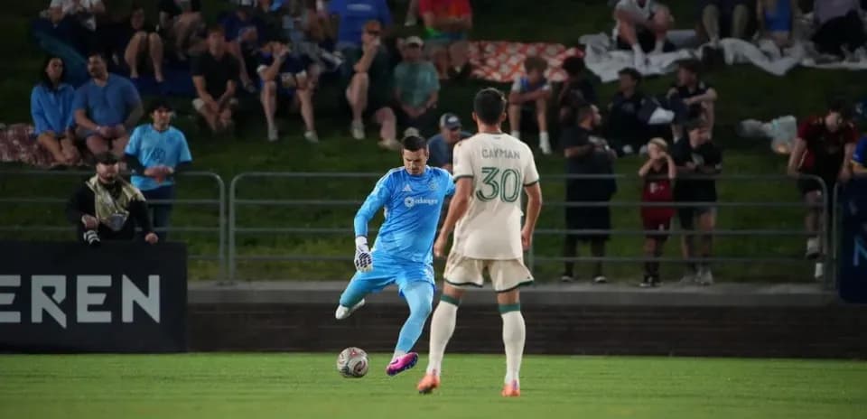 Portero despejando el balón durante el partido