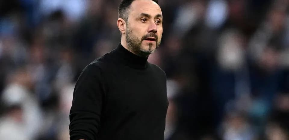 Entrenador en el banquillo durante el partido