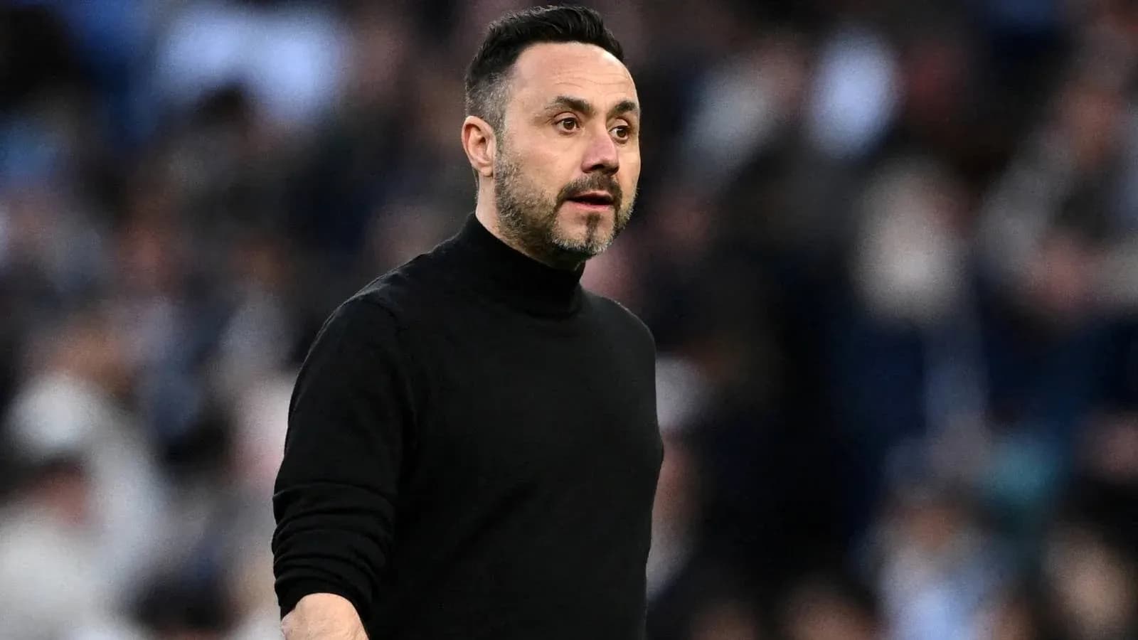 Entrenador en el banquillo durante el partido