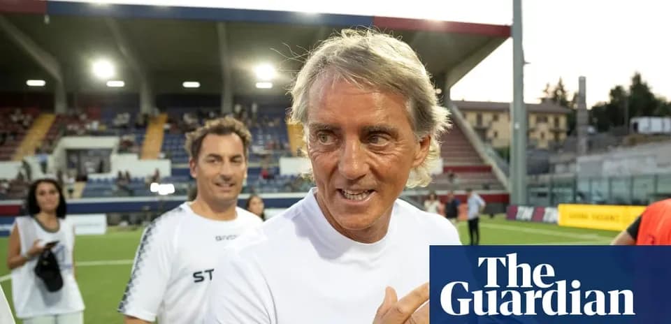 Entrenador y asistentes en el campo de fútbol