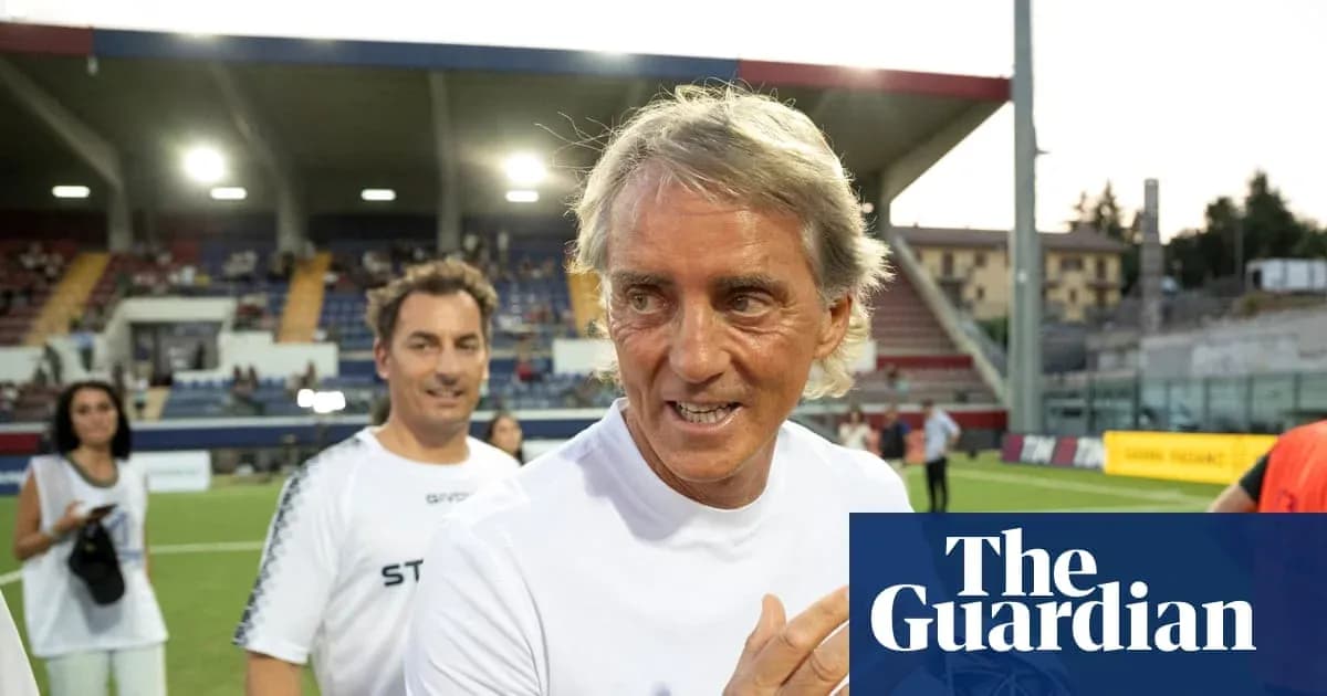 Entrenador y asistentes en el campo de fútbol