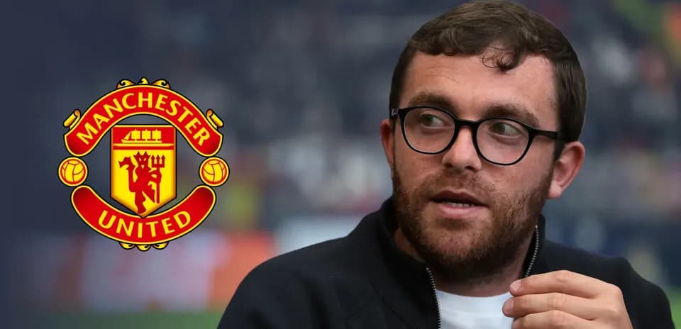 Persona hablando con logo de Manchester United en fondo