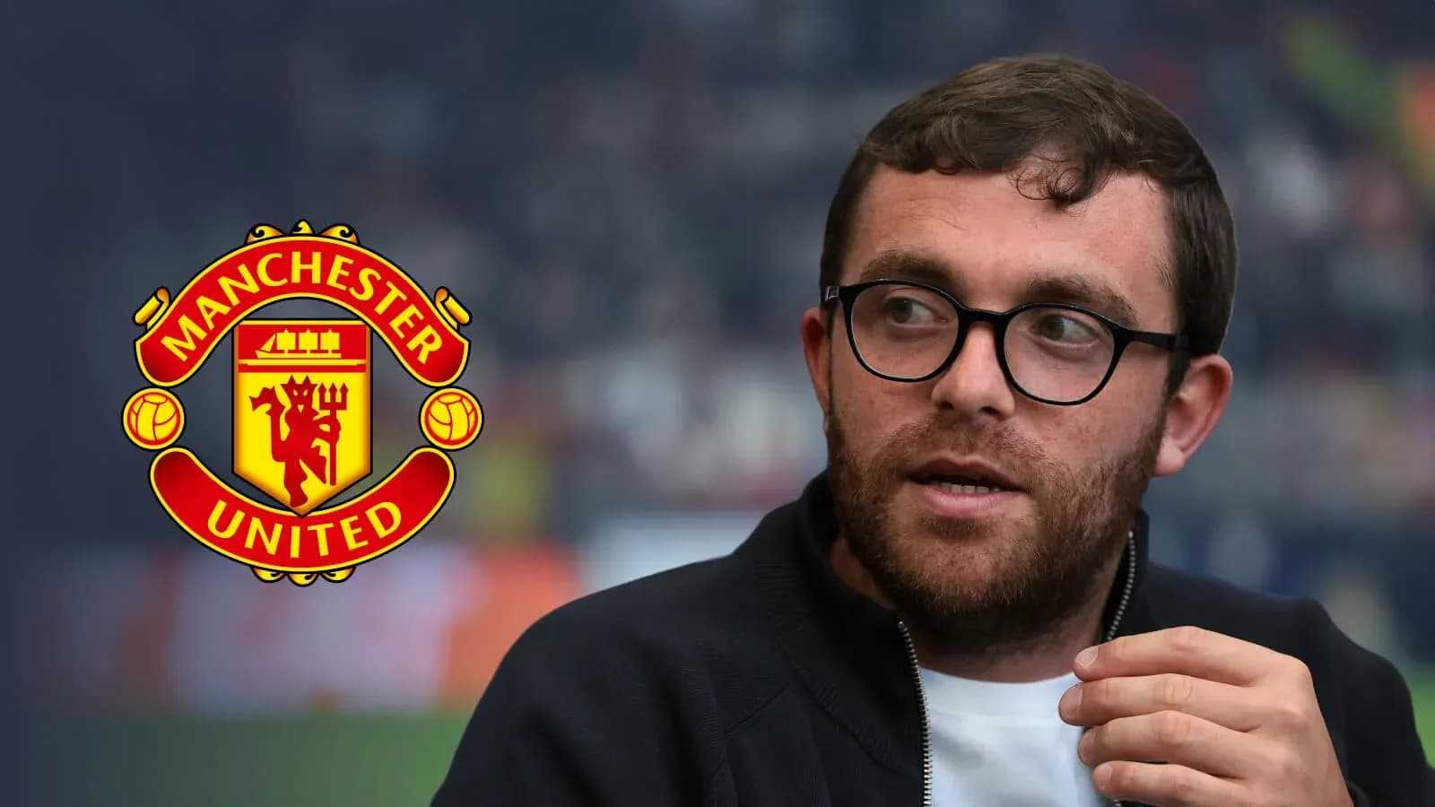 Persona hablando con logo de Manchester United en fondo