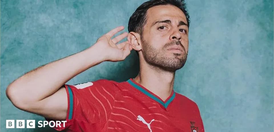 Jugador posando con camiseta de Portugal en fondo azul