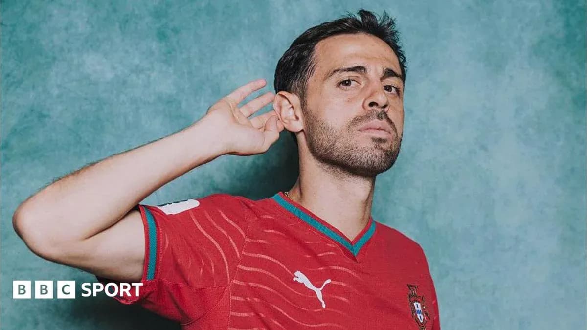 Jugador posando con camiseta de Portugal en fondo azul