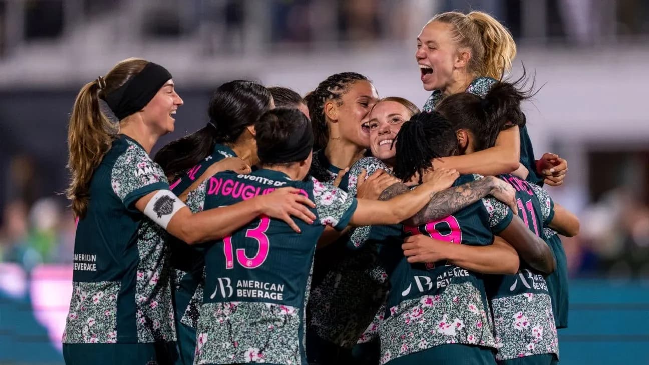 Jugadoras del San Diego Wave celebrando un gol