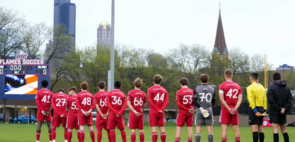 Jugadores del Chicago Fire II alineados antes del partido