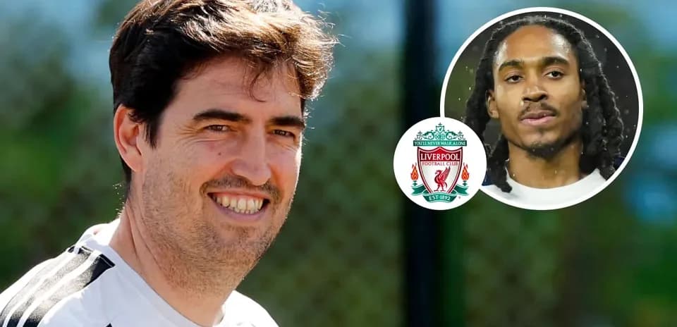 Entrenador sonriendo con jugador de Liverpool en fondo