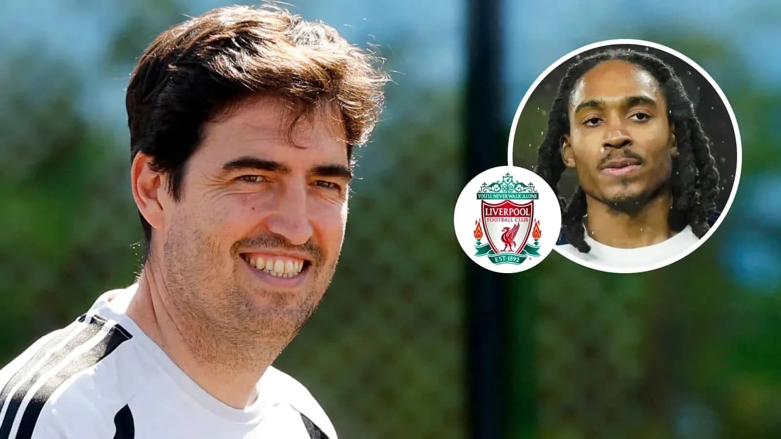 Entrenador sonriendo con jugador de Liverpool en fondo