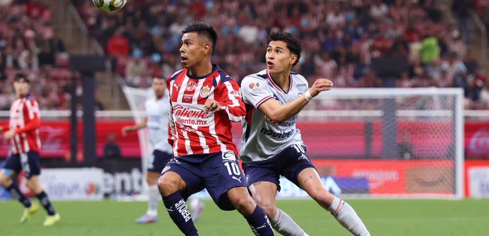 Jugadores de Chivas y Cruz Azul compitiendo por el balón