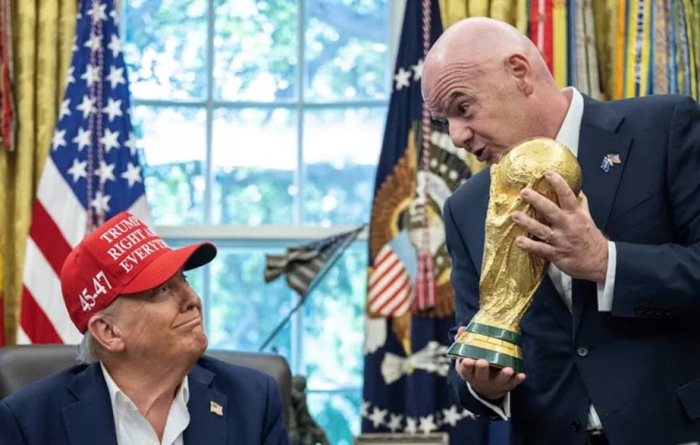 Dos hombres sosteniendo el trofeo de la Copa del Mundo