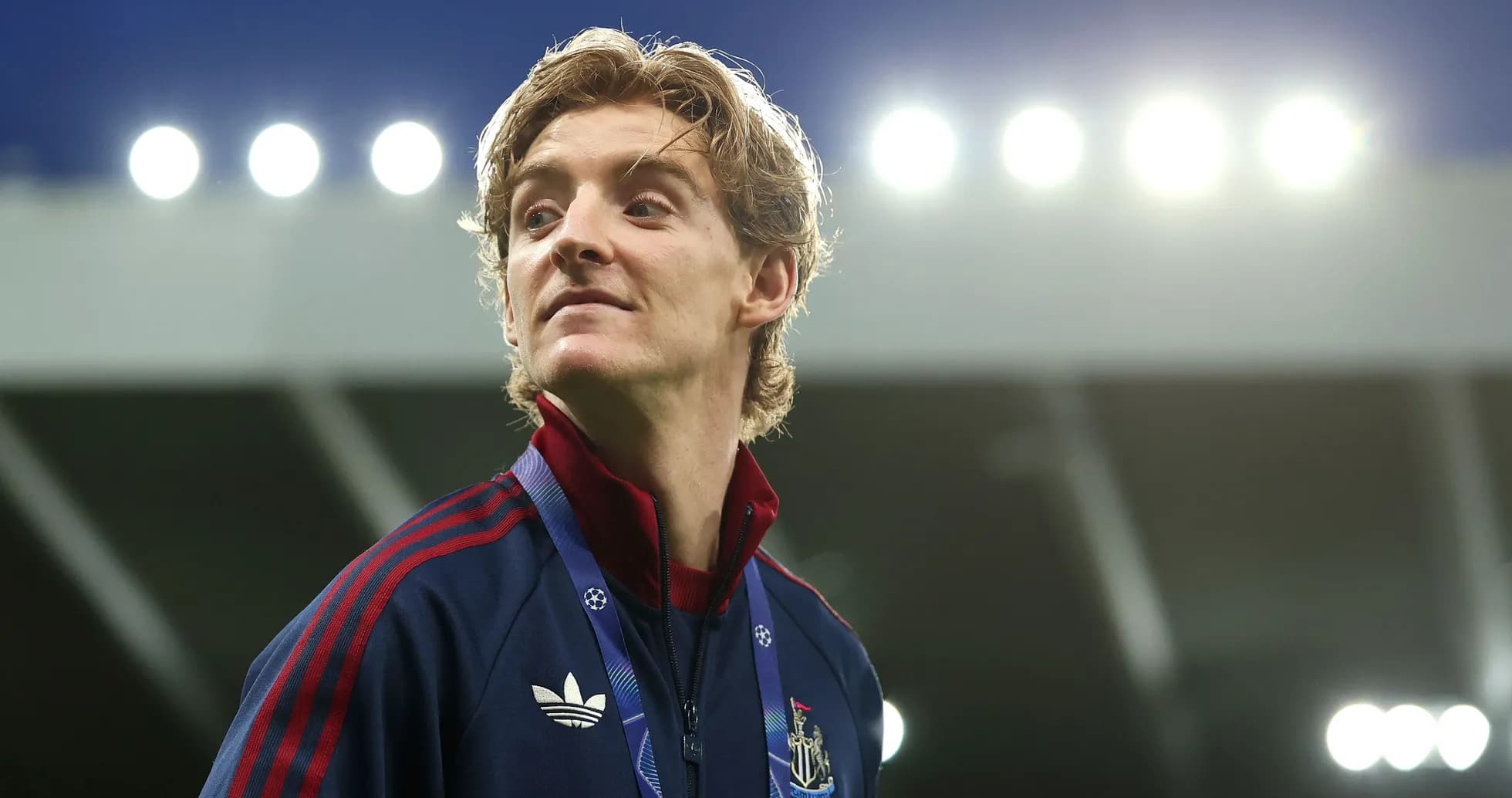 Jugador de Newcastle con chaqueta y medalla en el cuello