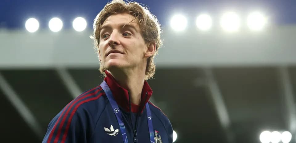 Jugador de Newcastle con chaqueta y medalla en el cuello
