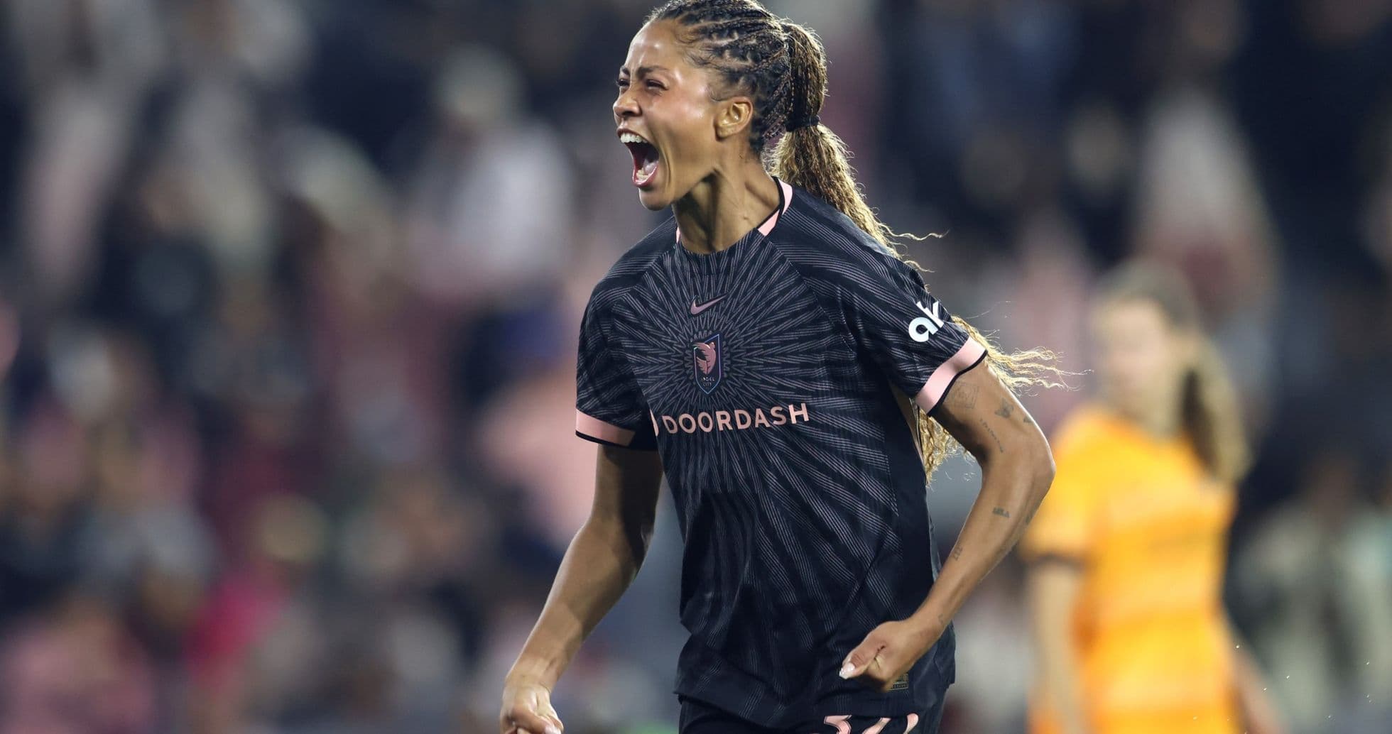 Jugadora celebrando un gol en el partido