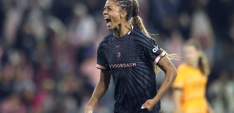 Jugadora celebrando un gol en el partido
