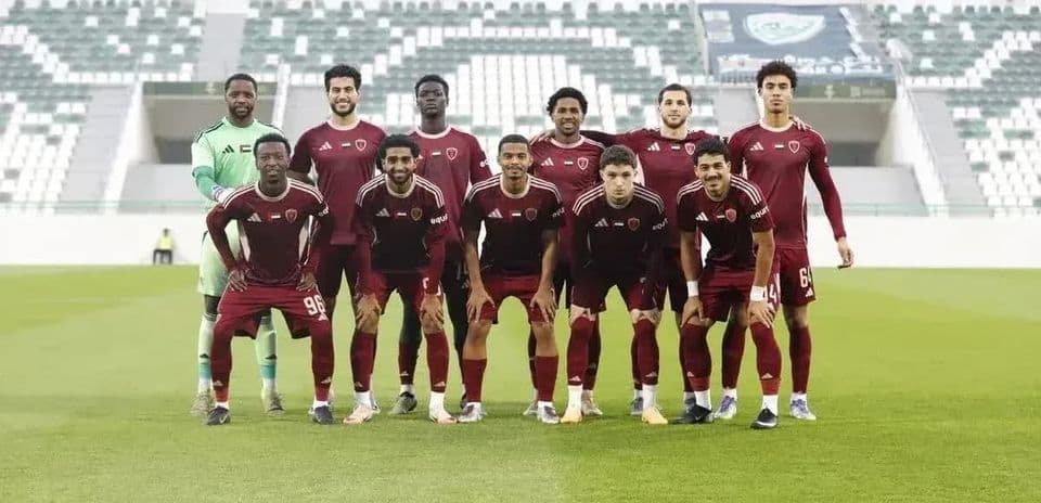 Equipo de Al Bataeh U23 posando en el campo