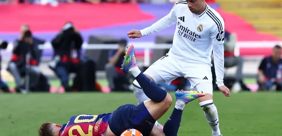 Jugador del Barcelona cae tras una falta