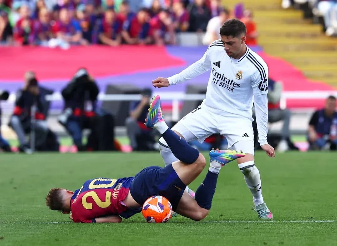 Jugador del Barcelona cae tras una falta