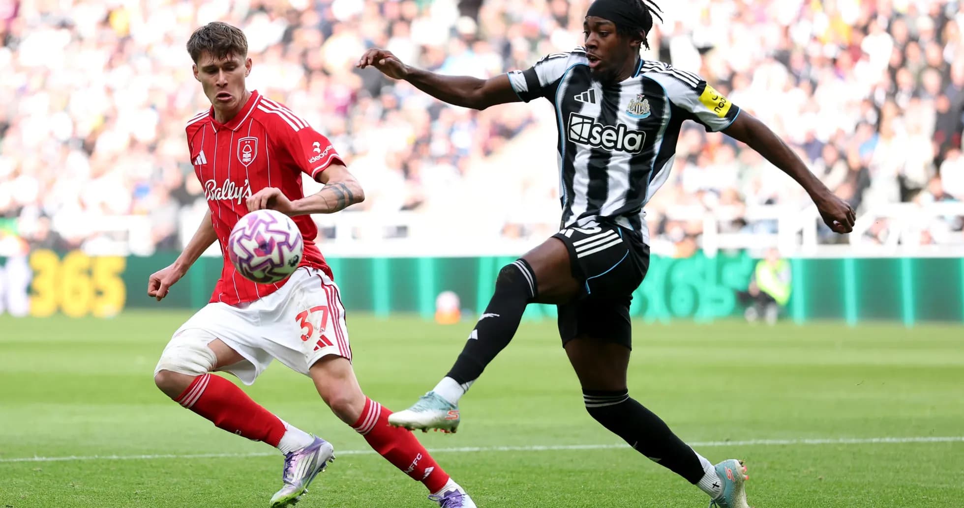 Jugador de Nottingham Forest en acción contra Newcastle