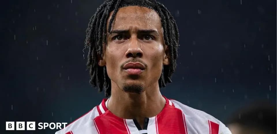 Jugador de Brentford en uniforme bajo la lluvia