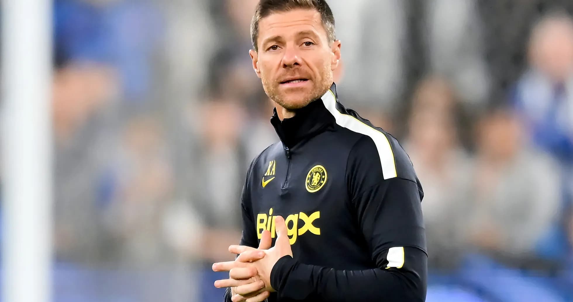 Entrenador hablando durante el calentamiento del equipo