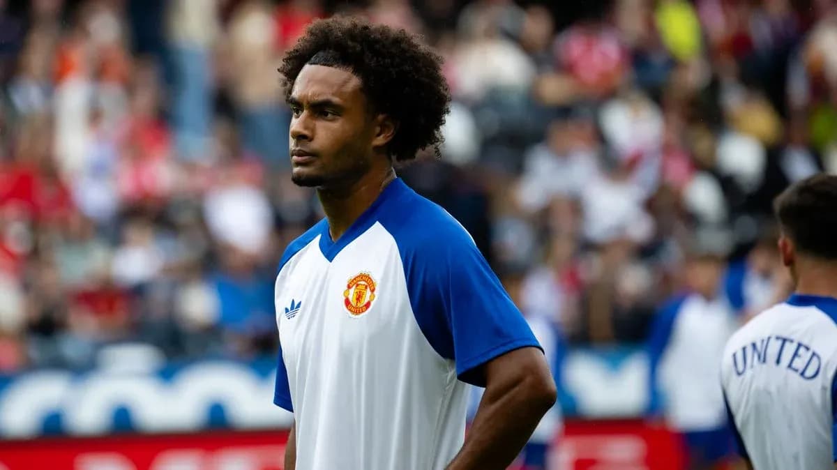 Jugador de Manchester United en la zona de calentamiento