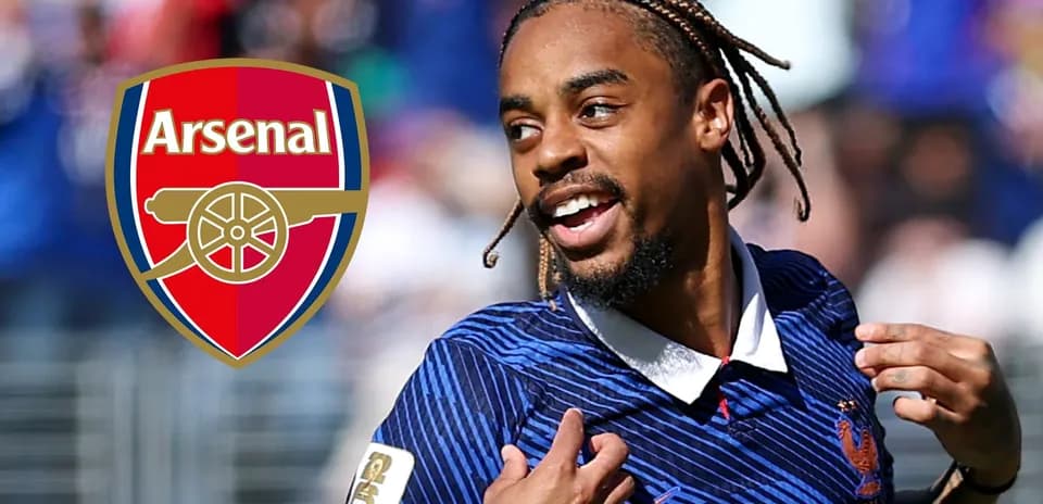 Jugador de Francia celebrando con el logo de Arsenal
