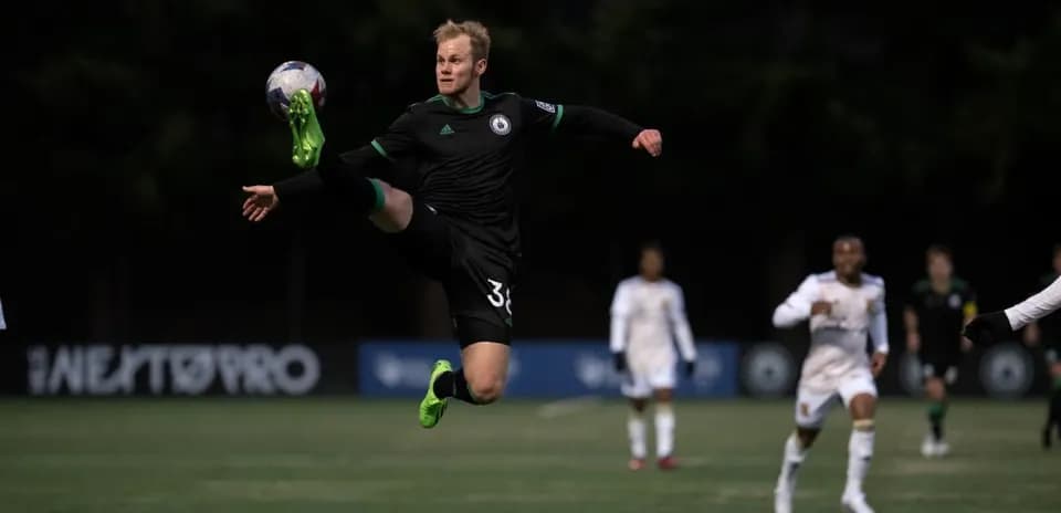 Jugador de Tacoma Defiance controlando el balón