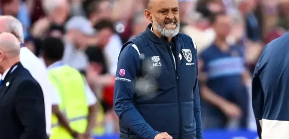 Entrenador celebrando durante un partido en el estadio