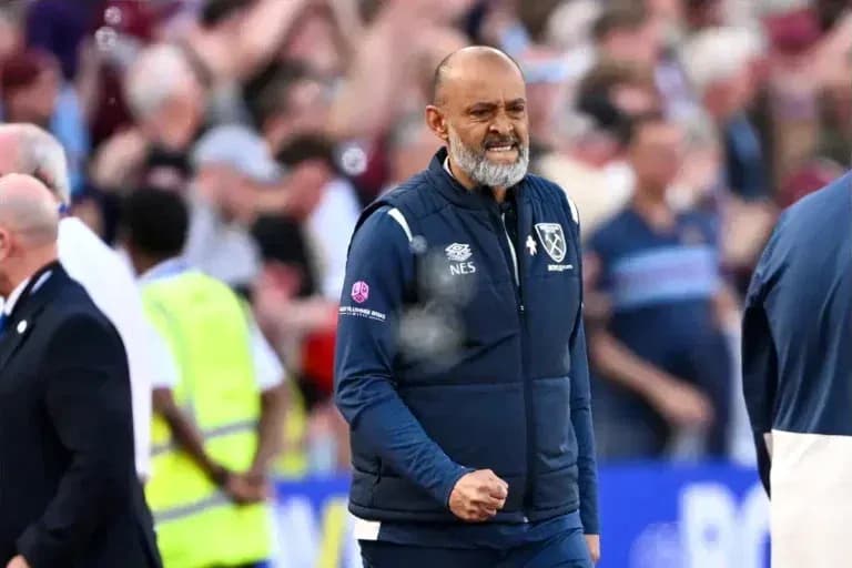Entrenador celebrando durante un partido en el estadio