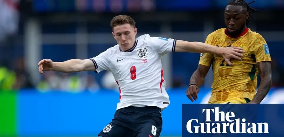 Jugador de Inglaterra luchando por el balón contra rival