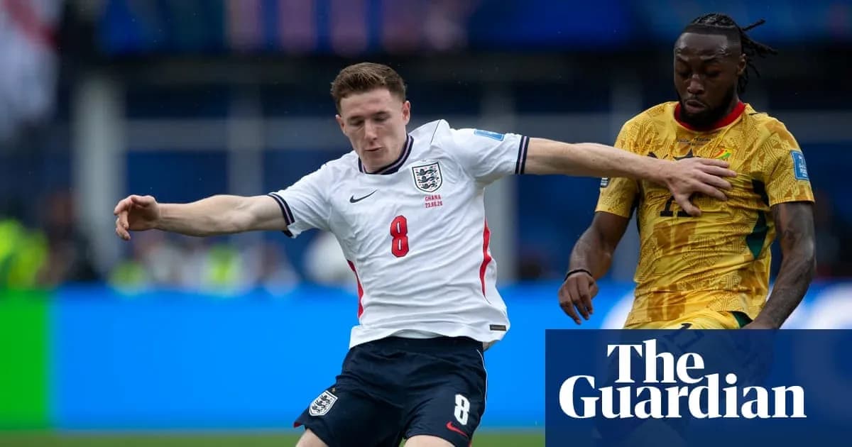 Jugador de Inglaterra luchando por el balón contra rival