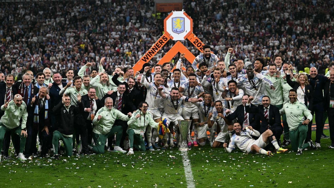 Equipo celebrando victoria con trofeo en el campo