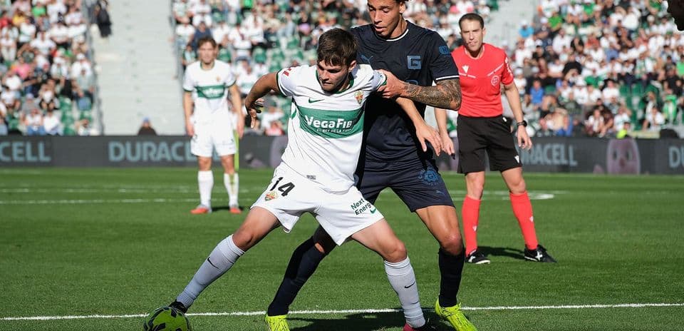 Jugador de Elche compitiendo por el balón