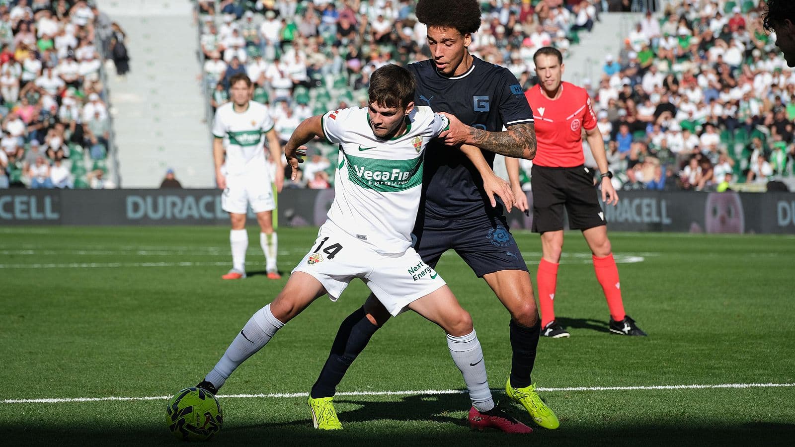 Jugador de Elche compitiendo por el balón
