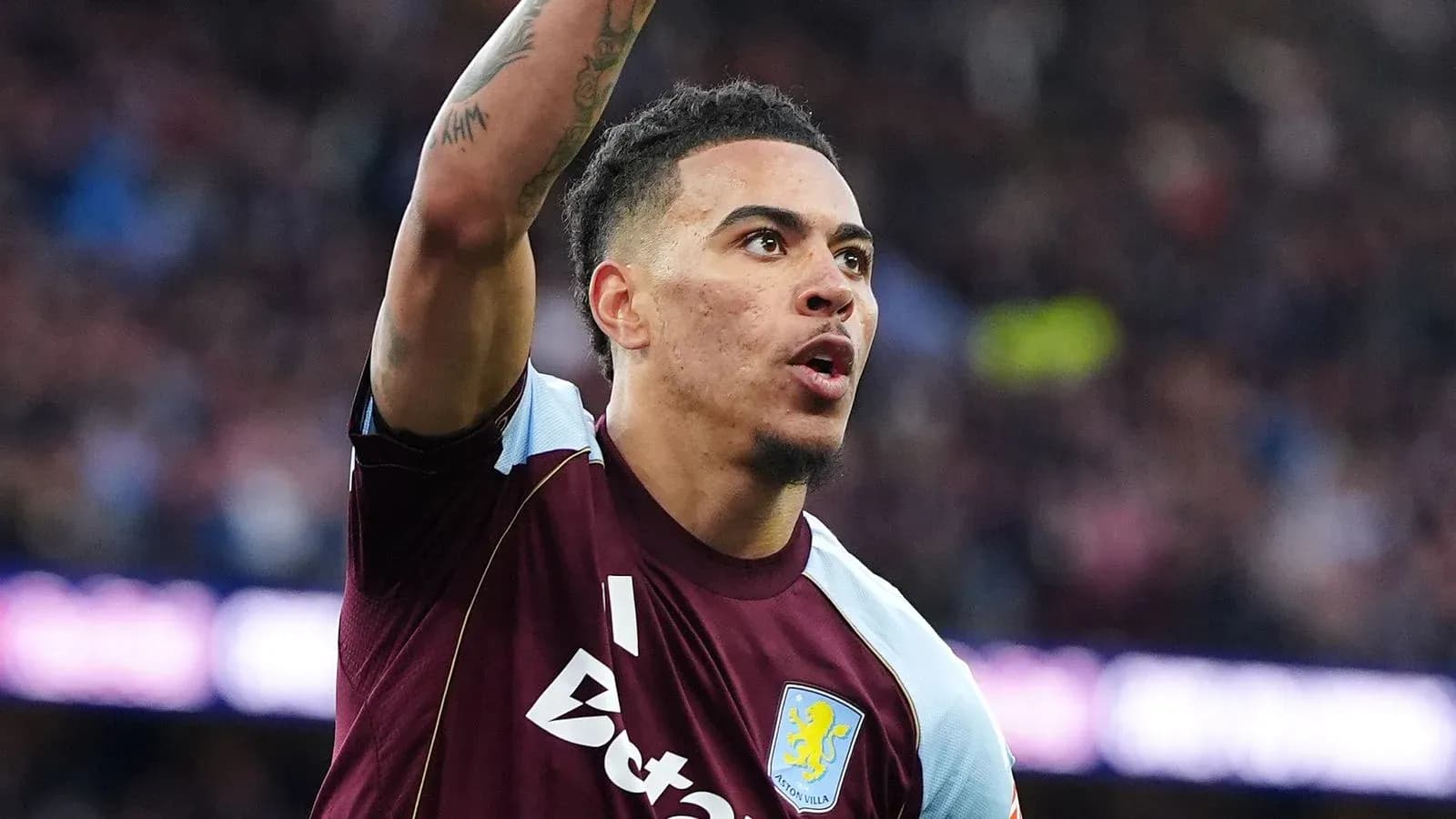 Jugador de Aston Villa celebrando un gol