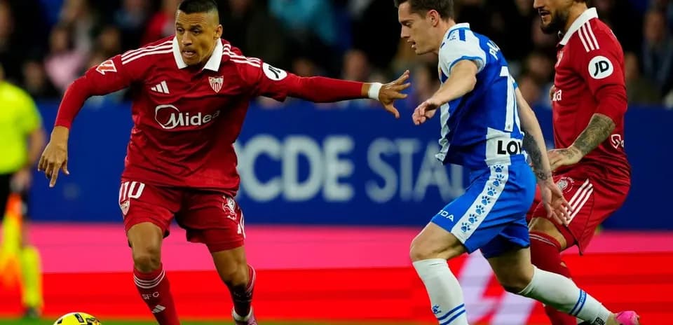 Jugador de Sevilla driblando a adversario de Espanyol