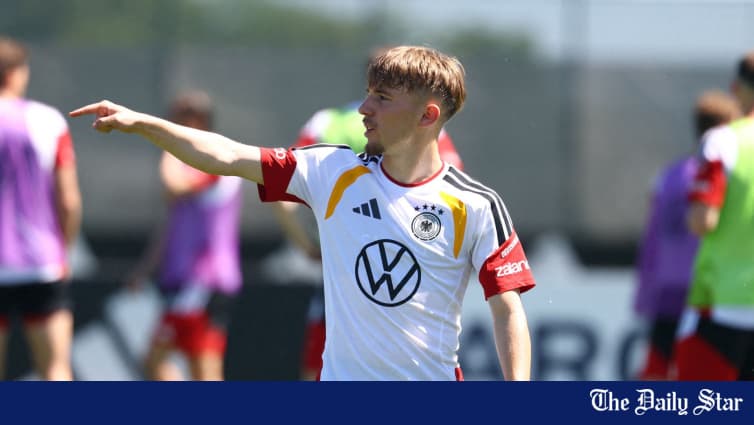 Jugador alemán señalando durante sesión de entrenamiento