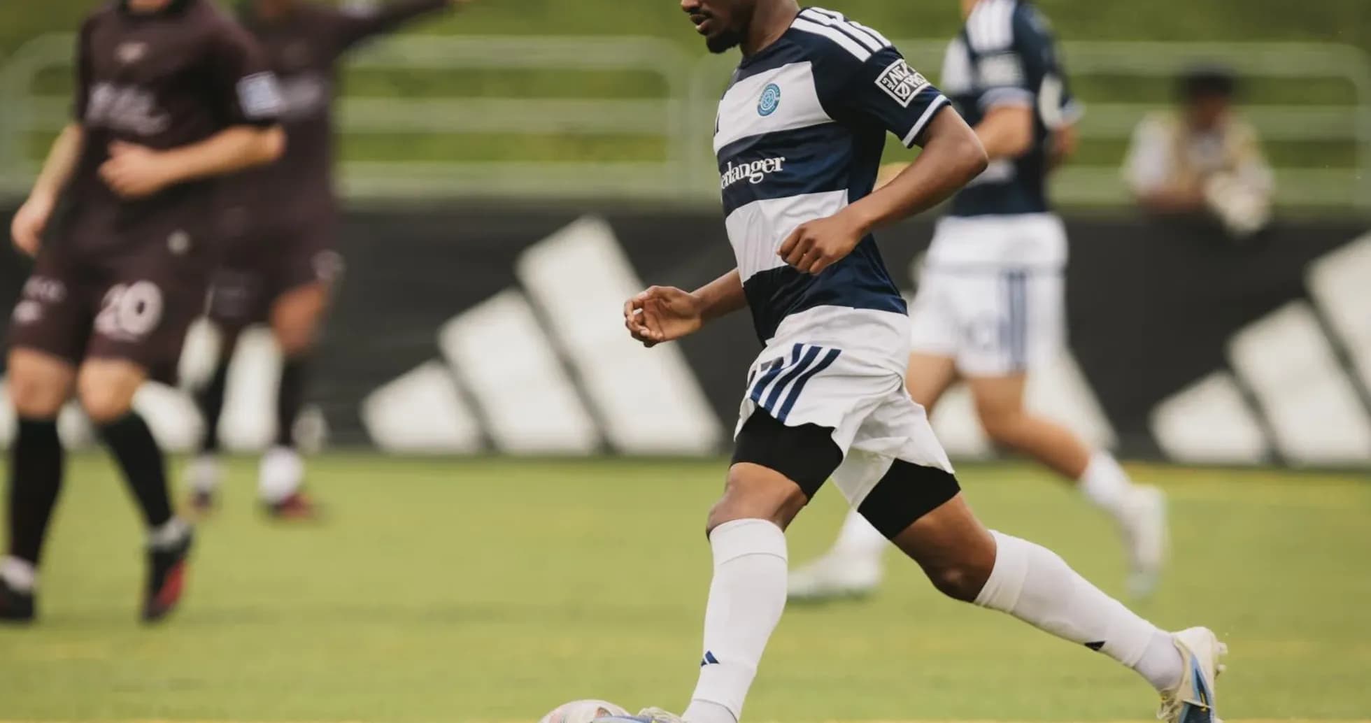Jugador de Carolina Core con el balón en el campo