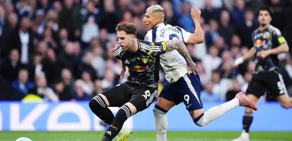 Jugador de Leeds siendo desafiado por Richarlison
