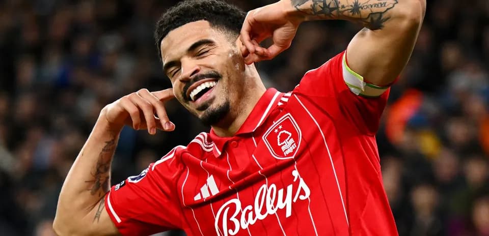 Jugador celebrando un gol con gesto divertido
