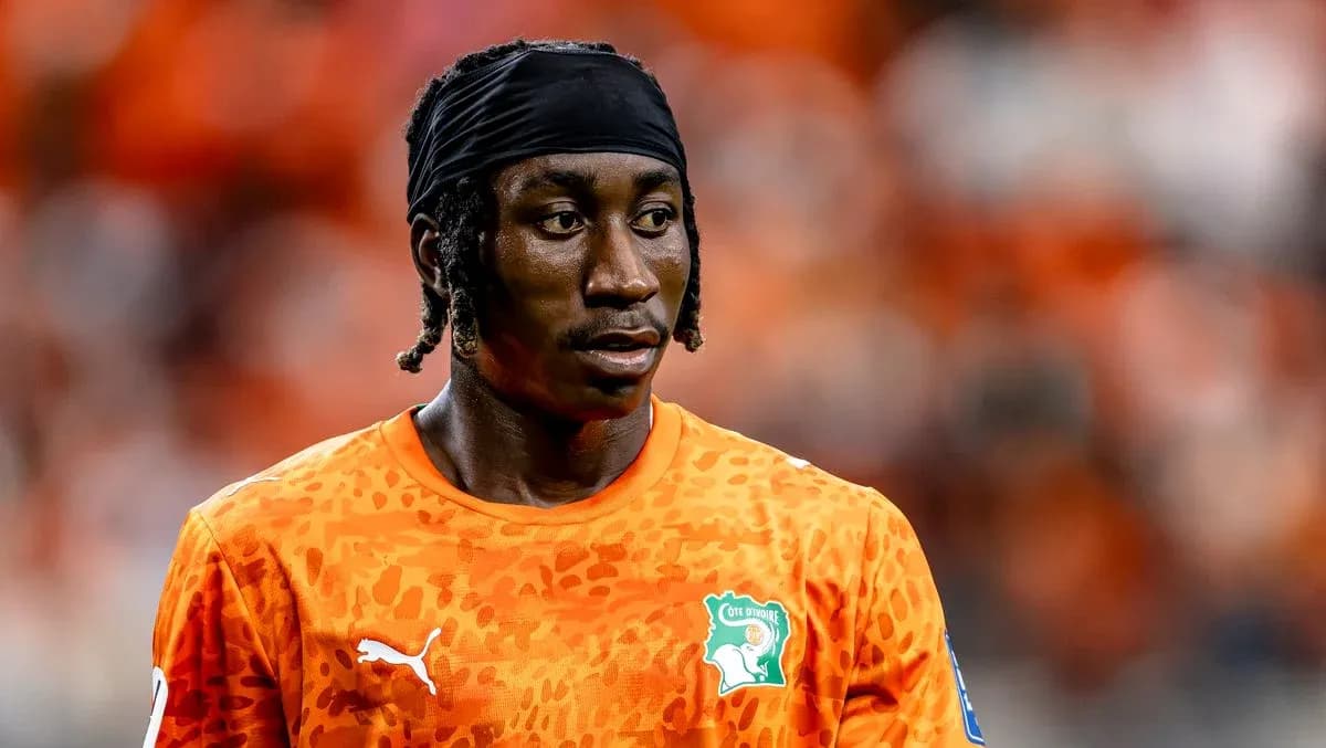Jugador con uniforme naranja de Côte d'Ivoire en el campo