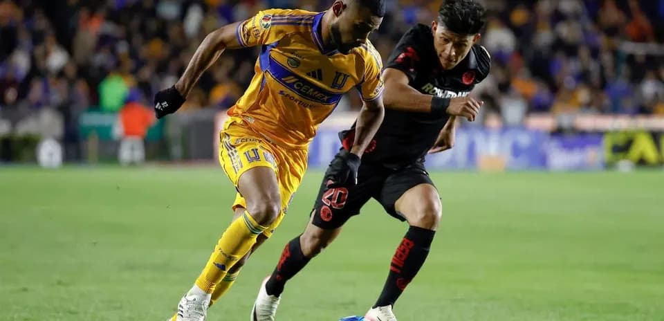 Jugador de Tigres UANL luchando por el balón