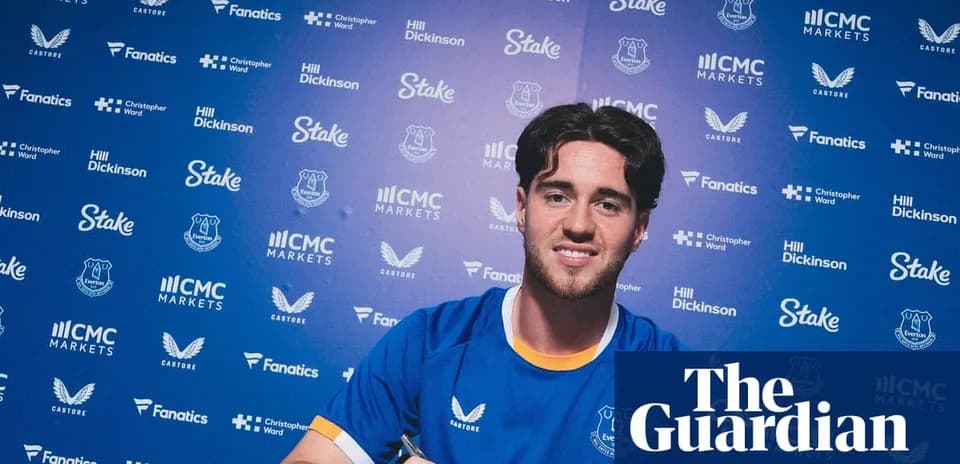 Jugador de Everton firmando contrato en evento promocional