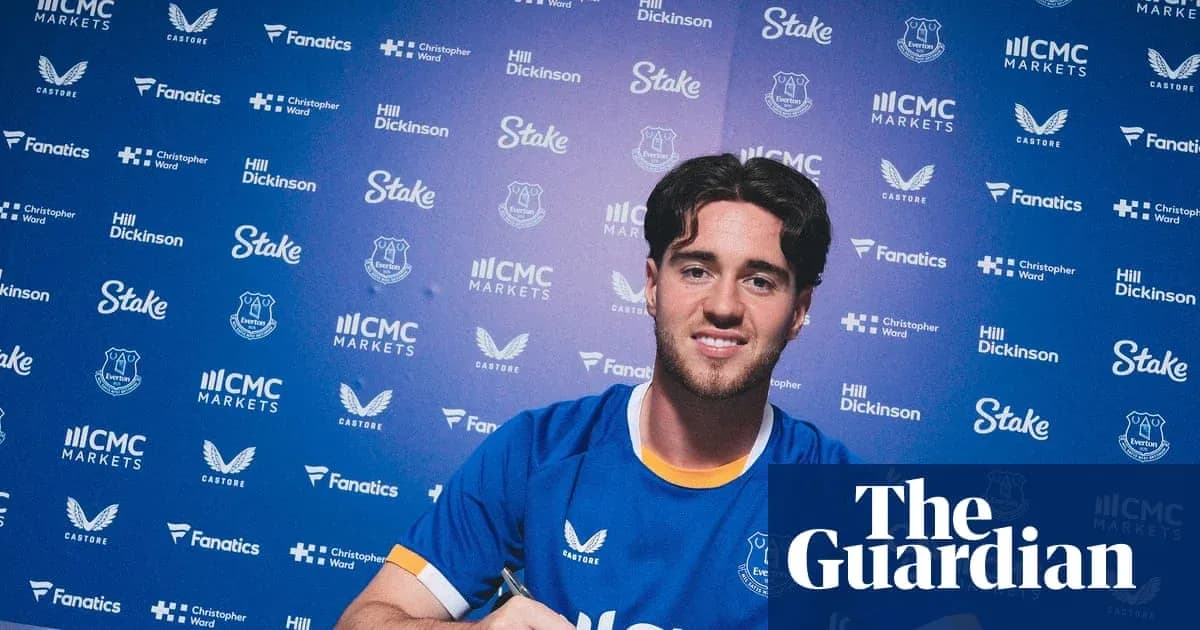 Jugador de Everton firmando contrato en evento promocional
